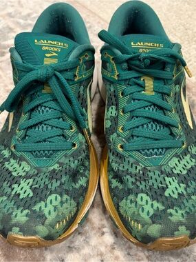 Brooks Launch 5 women’s Running Shoes - shamrock pattern gold glitter - size 7